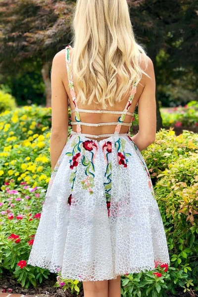 A Line V Neck Open Back White Lace Short Prom Dresses with Appliques, Floral White Homecoming Dresses, Backless White Formal Evening Dresses